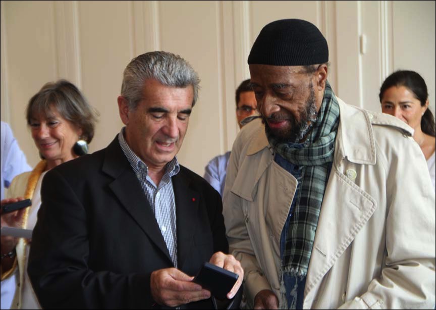 Yusef Lateef accepting the Medal of the City - Tarbes, France